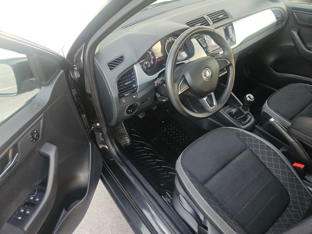 Zunanja slika - Škoda Fabia - 1.0 75ks °LED° °OGR.SEDEŽI° °2x PARK.SENZORJI° - 19