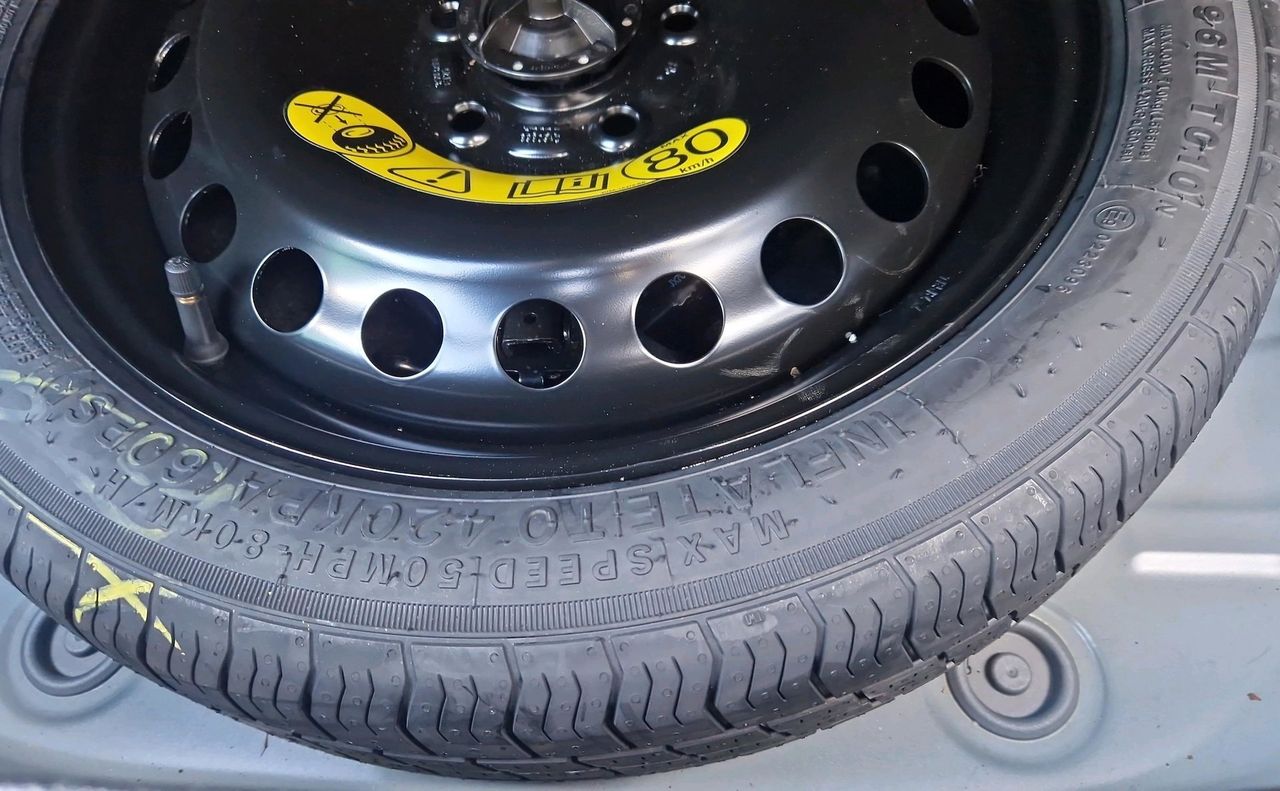 Notranja slika - Ford Focus - 1.0 EcoBoost mHEV ST-Line-SLO-LED-NAVI-ZIM.PAKET - 10