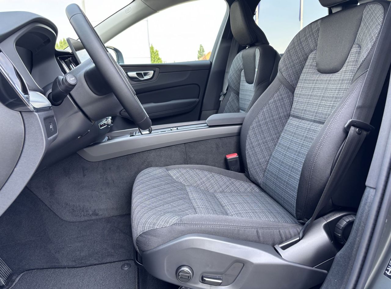 Zunanja slika - Volvo XC60 - B5P  Core AT AWD 3 leta garancije + 3 servisi - 7