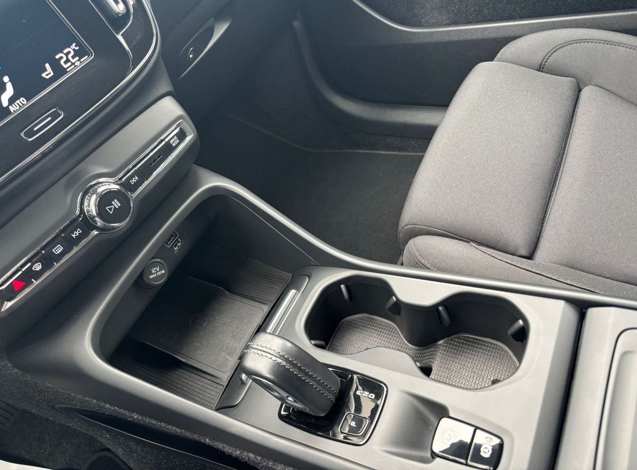 Zunanja slika - Volvo XC40 - T3 AUT Momentum Pro SLO-1.LAST.-KAMERA-GRETJE - 12