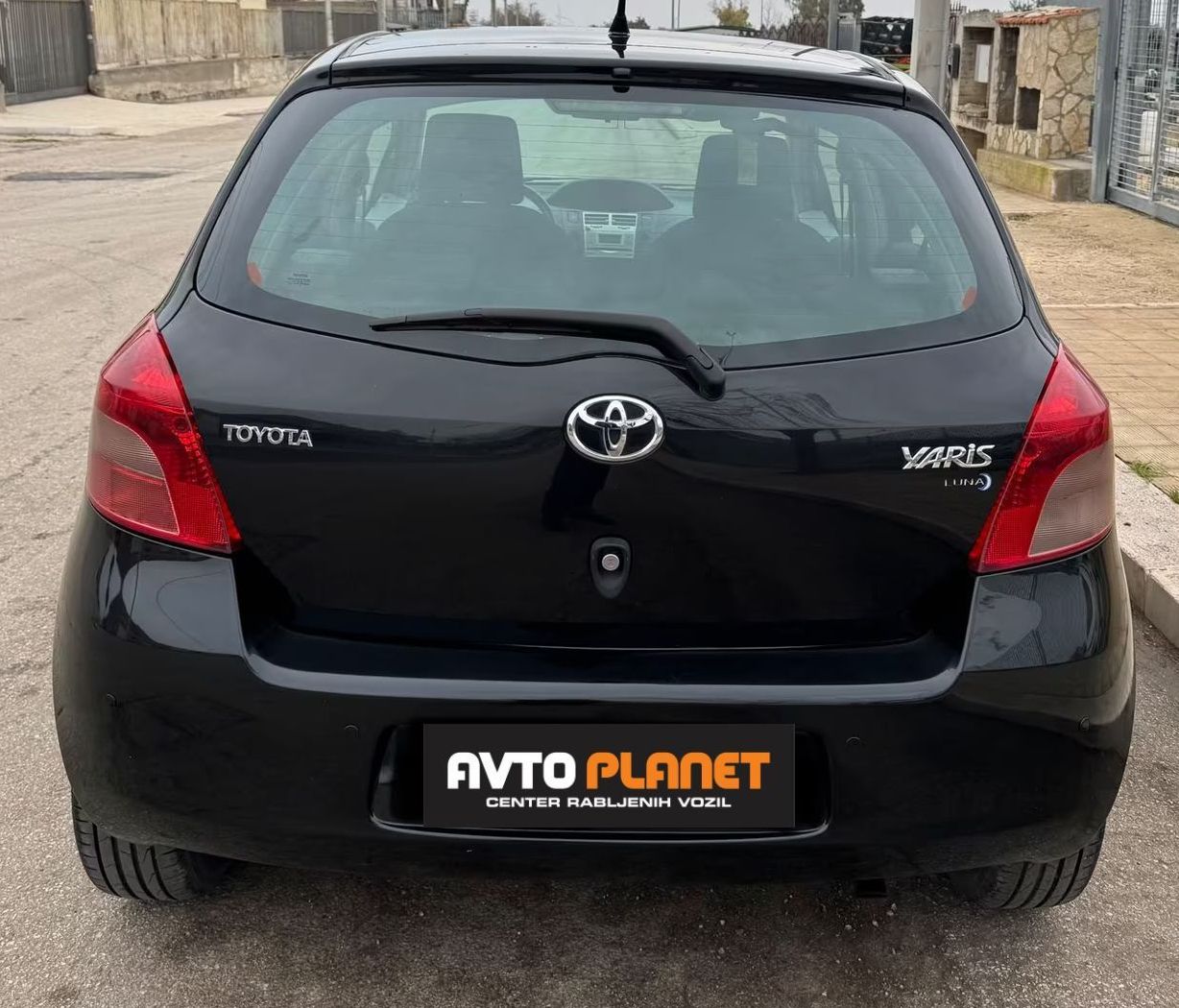 Zunanja slika - Toyota Yaris - 1.0 VVT-i  5VRAT SLO.VOZILO 2.LASTNICA KLIMA - 5