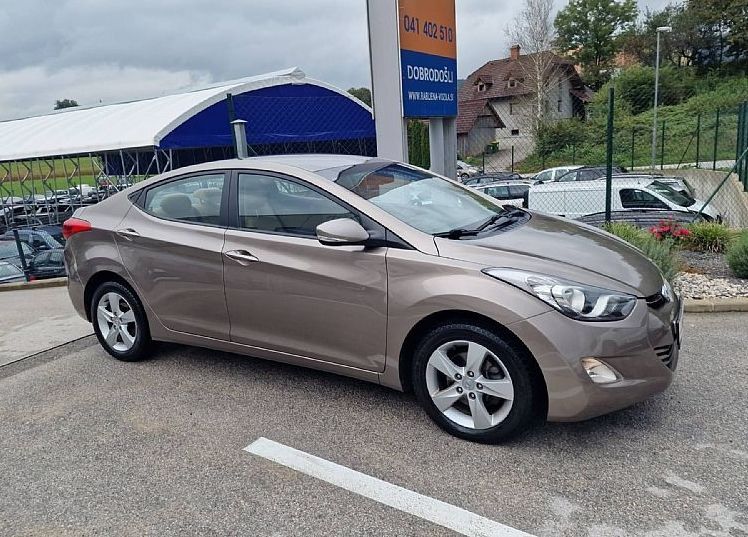 Zunanja slika - Hyundai Elantra - 1.6 CVVT STYLE ZELO LEPO OHRANJENO VOZILO - 5