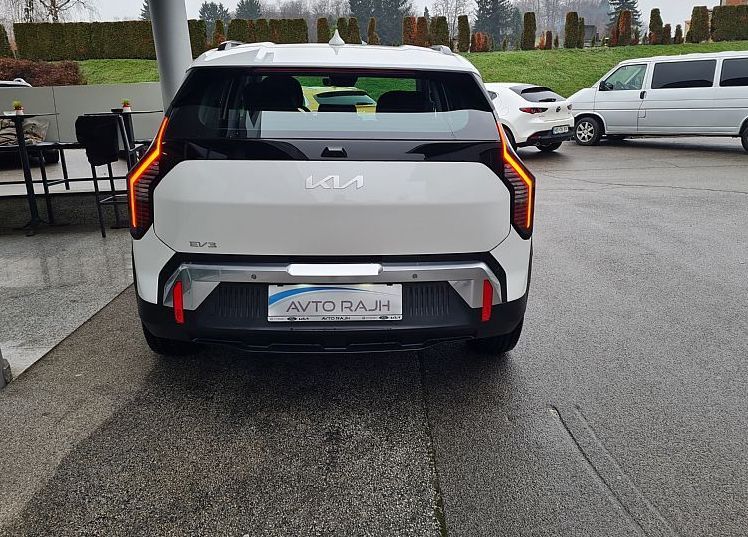 Zunanja slika - KIA EV3 - 58.3 kWh baterija. 150 kW Star - 6