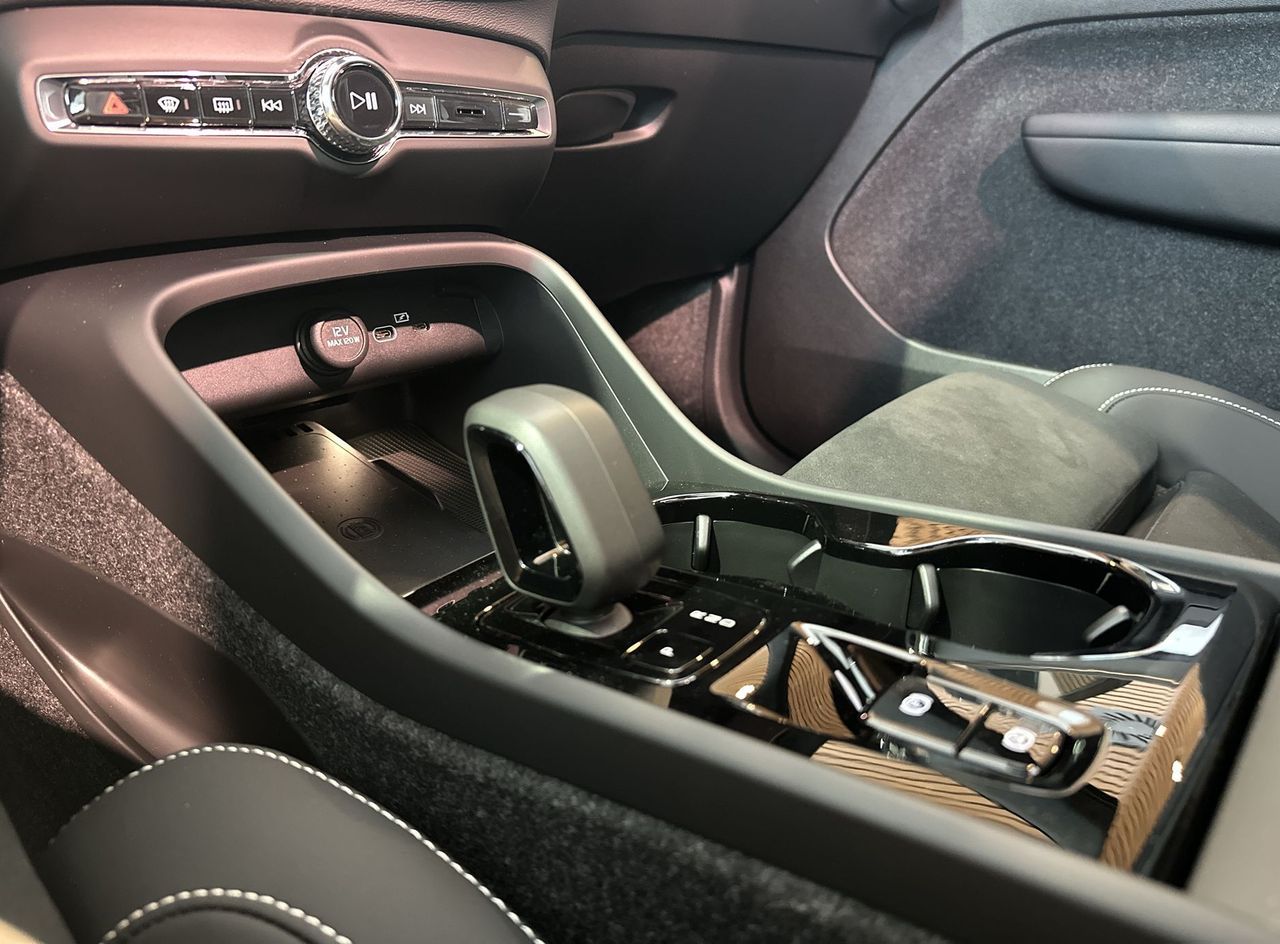 Zunanja slika - Volvo XC40 - B4 P Ultra Black Edition 3 leta garancije + 3 serv - 9