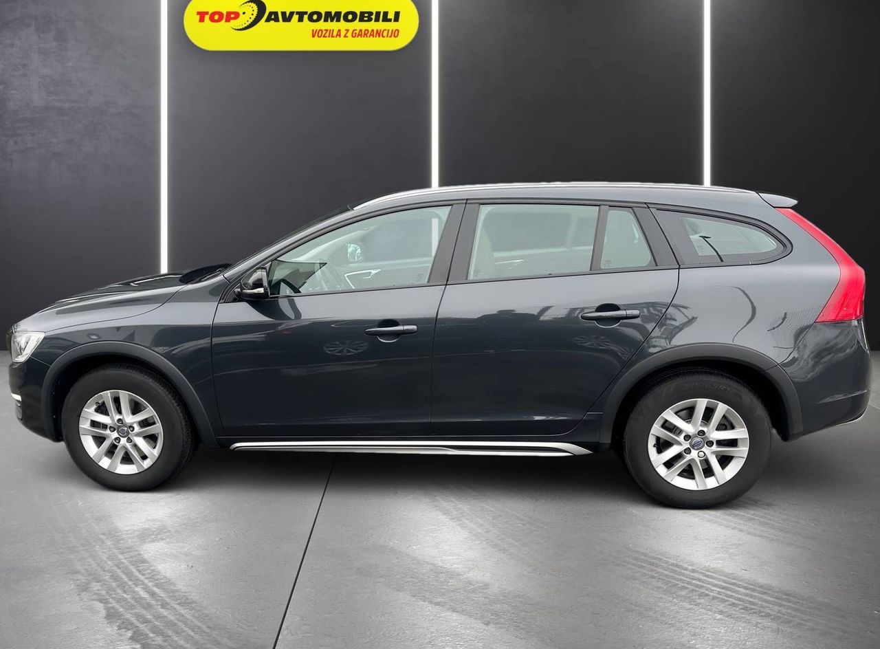 Zunanja slika - Volvo V60 Cross Country - D3 Cross Country 2.0 TD AUT. LED NAVI TEMP PDC - 4