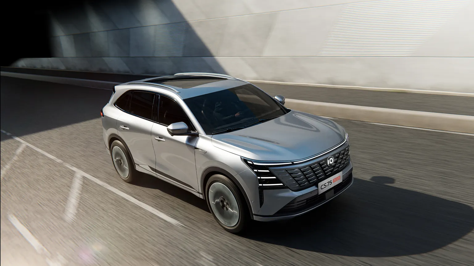 Changan CS75 PLUS (2026) med vožnjo po cesti – novi družinski SUV z bogato serijsko opremo v Sloveniji.