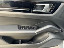 Notranja slika - Porsche Cayenne - Porsche - 8 - Predogledna slika