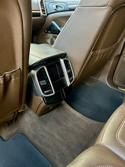 Notranja slika - Porsche Cayenne - S E-Hybrid Platinum Edition Tiptronic - 9 - Predogledna slika