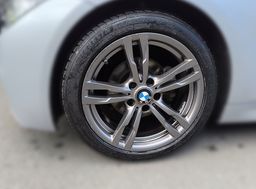 Zunanja slika - BMW Serija 3 - Touring: 318i AVT M SPORT-LED-USNJE-ŠPORTNI SEDEŽI-VIRTU - 8 - Predogledna slika