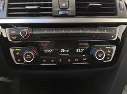 Zunanja slika - BMW Serija 3 - Touring: 318i AVT M SPORT-LED-USNJE-ŠPORTNI SEDEŽI-VIRTU - 18 - Predogledna slika