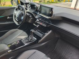 Notranja slika - Peugeot 208 - 1,2 PureTech 100 S&S Allure - 6 - Predogledna slika