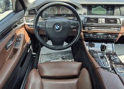 Zunanja slika - BMW Serija 5 - : 530i AUT. SPORT 272ks °HUD °USNJE °ALU 18 - 10 - Predogledna slika
