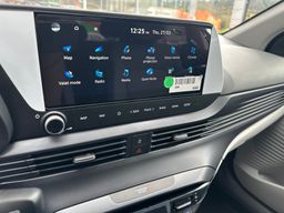 Notranja slika - Hyundai Bayon - 1.0 T-GDI PREMIUM/Radar, SmartSense+, Winter, two-tone, rg - 6 - Predogledna slika