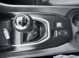 Notranja slika - Nissan Qashqai - CROSSOVER 1.3MHEV 140.NAVI.ACC.KAMERA.LED.BENCIN - 15 - Predogledna slika