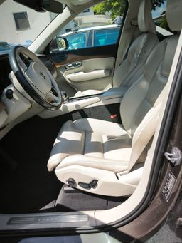 Notranja slika - Volvo XC90 - D5 AWD Inscription Geartronic - 5 - Predogledna slika