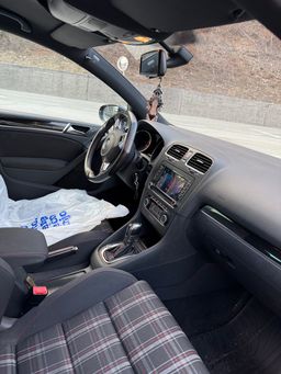 Notranja slika - VW Golf - 2,0 TSI GTI DSG - 13 - Predogledna slika