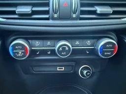 Zunanja slika - Alfa Romeo Giulia - 2.0 Turbo 280 Ti - AVTOMATIK + POTRJENA SERVISNA - 11 - Predogledna slika