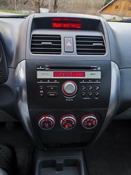 Notranja slika - Suzuki SX4 - Suzuki  1.5 GLX 2WD - 20 - Predogledna slika