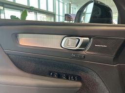 Zunanja slika - Volvo XC40 - B4 P Ultra Black Edition 3 leta garancije + 3 serv - 14 - Predogledna slika