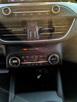 Notranja slika - Ford Focus - 2.0 TDCI 150km avt-FULLED-RADAR-EL.KLJUKA - 10 - Predogledna slika