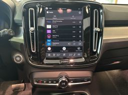 Zunanja slika - Volvo XC40 - B4 P Ultra Black Edition 3 leta garancije + 3 serv - 18 - Predogledna slika