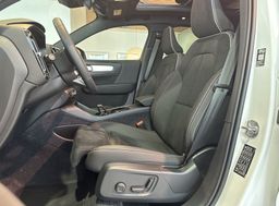 Zunanja slika - Volvo XC40 - B4 P Ultra Black Edition 3 leta garancije + 3 serv - 7 - Predogledna slika