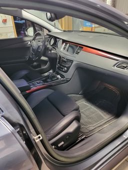 Notranja slika - Peugeot 508 - RXH Hybrid4 2,0 HDi FAP Avt. - 10 - Predogledna slika