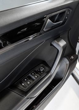 Zunanja slika - VW T-Roc - R LINE-VIRTUAL-RADAR-KEYLESS-MEMORY-NAVI-LED-LANE - 17 - Predogledna slika