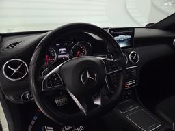 Notranja slika - Mercedes-Benz A-Razred - A 200 d 4MATIC AMG Line Avt. - 15 - Predogledna slika