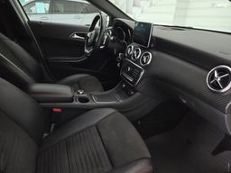 Notranja slika - Mercedes-Benz A-Razred - A 200 d 4MATIC AMG Line Avt. - 12 - Predogledna slika
