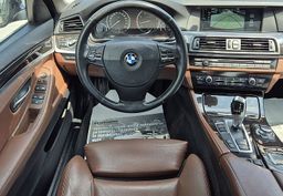 Zunanja slika - BMW Serija 5 - : 530i AUT. SPORT 272ks °HUD °USNJE °ALU 18 - 9 - Predogledna slika