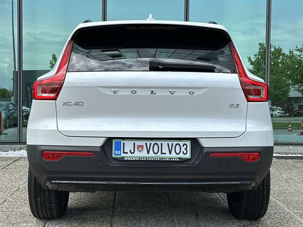 Predogledna slika - Volvo XC40 B3  P  Plus Dark AT FWD ...
