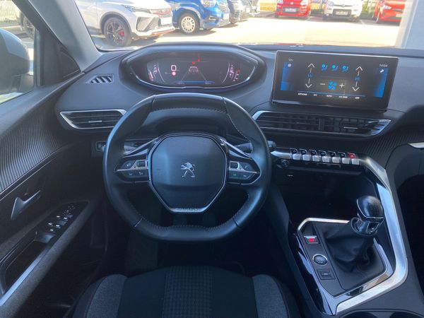 Predogledna slika - Peugeot 5008 1.2PT 130 ACTIVE-POTRJENA SERVISNA-7SEDEŽEV-KAMERA