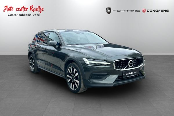 Predogledna slika - Volvo V60 Cross Country D4 AWD Pro Avt.