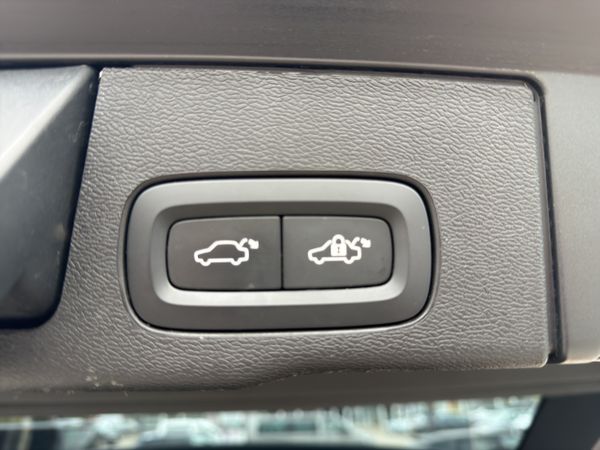 Predogledna slika - Volvo XC60 B4D AWD Avt.