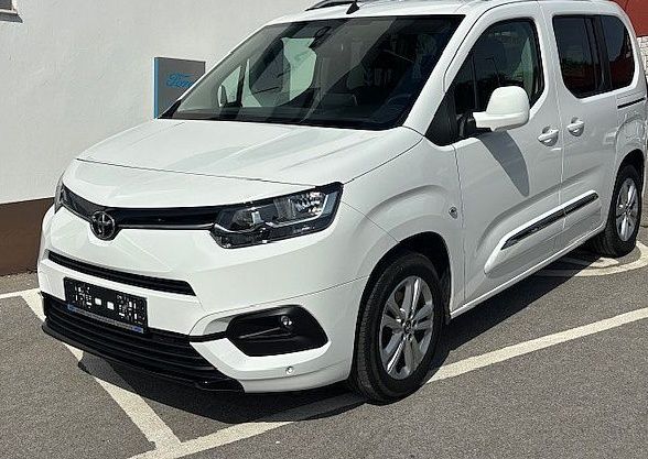 Predogledna slika - Toyota Proace City Verso 1.2 P S S Family 81kW - SLO.VOZILO 43.389km -