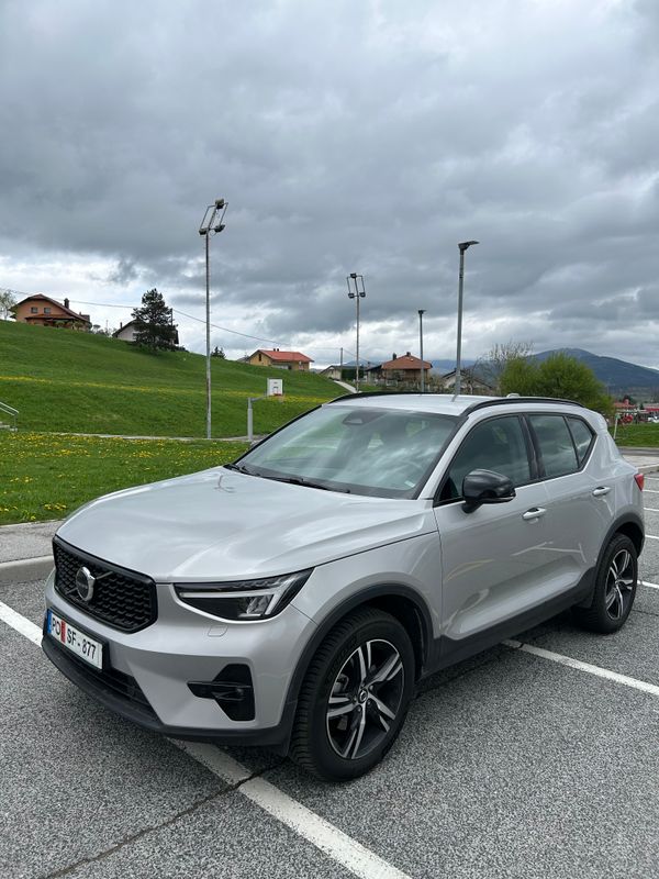 Predogledna slika - Volvo XC40 B4P AWD Plus Dark Avt.