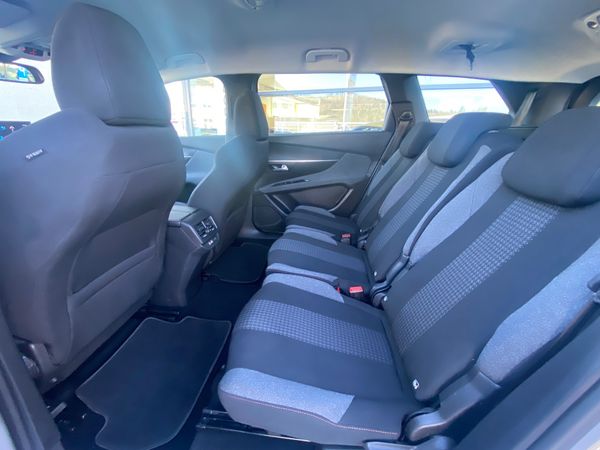 Predogledna slika - Peugeot 5008 1.2PT 130 ACTIVE-POTRJENA SERVISNA-7SEDEŽEV-KAMERA