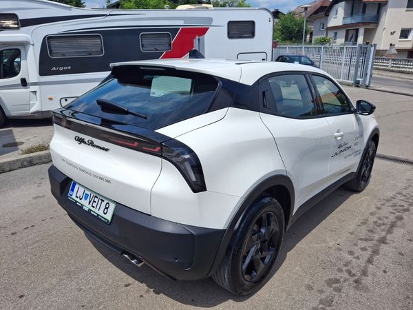 Predogledna slika - Alfa Romeo Junior 1.2 E-DCT6 MHEV Core