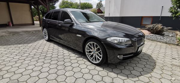 Predogledna slika - BMW 525d xDrive touring Avt.