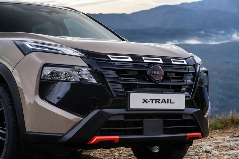 Novi Nissan X-Trail 2026 s prenovljeno zunanjostjo in sodobno zasnovo družinskega SUV-ja.
