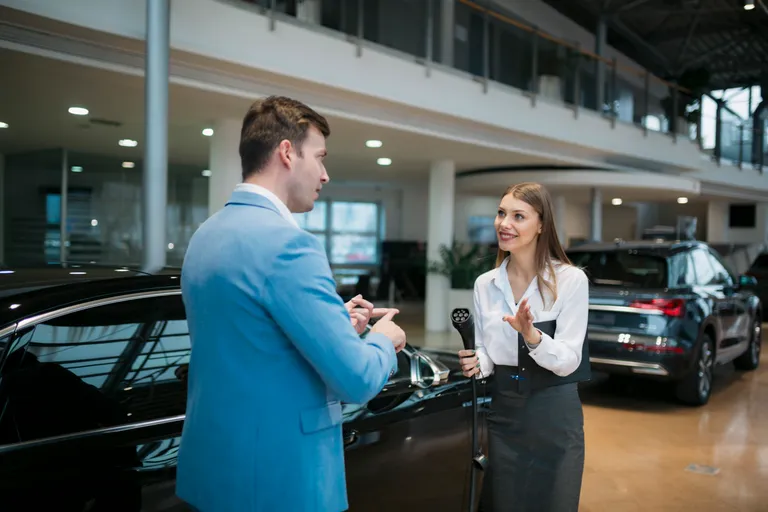 Subvencije za električne avtomobile 2026: koliko lahko dobite in kaj bo z že naročenimi avtomobili?