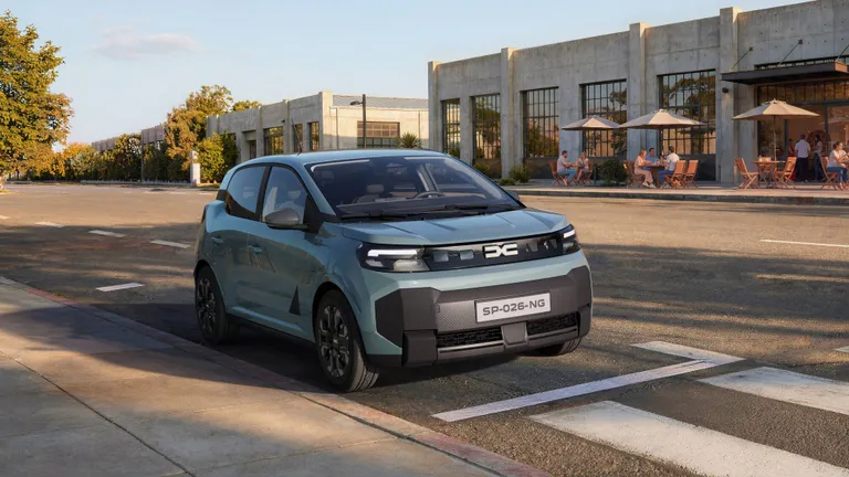 Nova Dacia Spring v svetlo modri barvi, prikazana od spredaj in s strani.