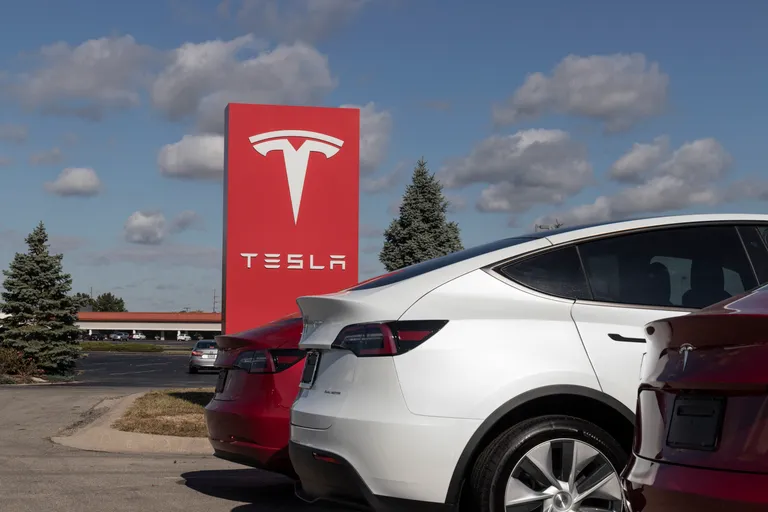 Tesla z naprednim sistemom FSD med vožnjo