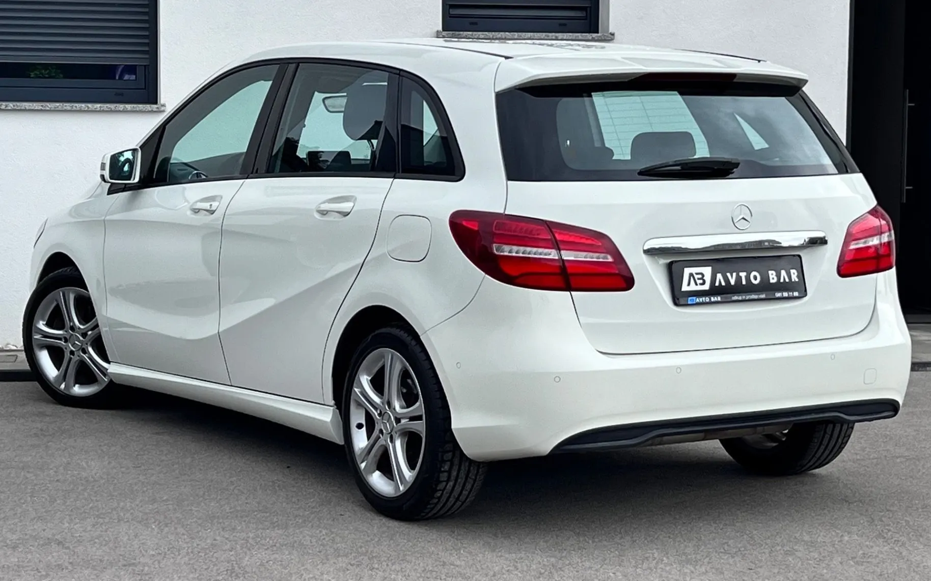 Notranja slika - Mercedes-Benz B-Razred - 200d+NAVI+ACC+F1+ALU+PDC - 8