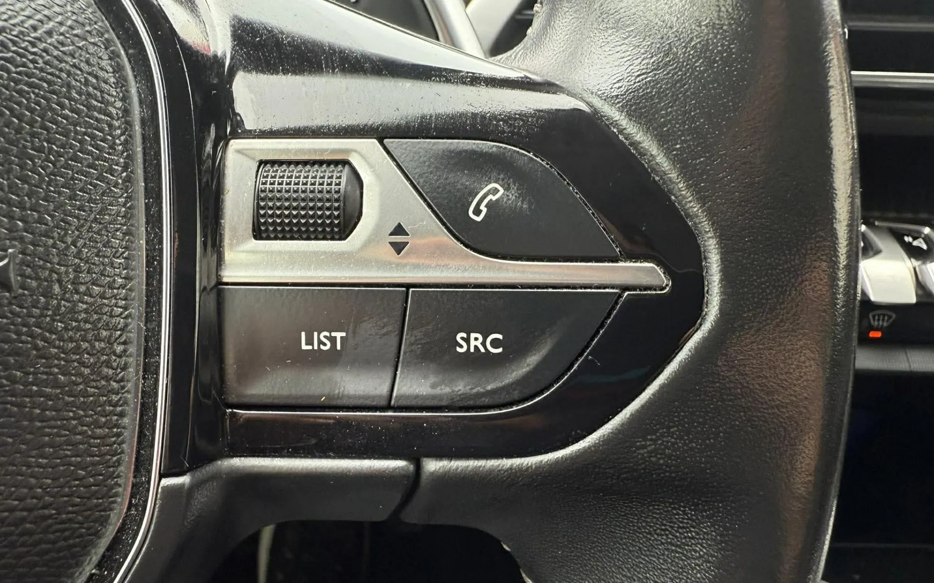 Notranja slika - Peugeot 3008 - 1.5 BlueHDi 130 EAT8.NAVI.LED.136.000 KM.2021.DIZ - 17