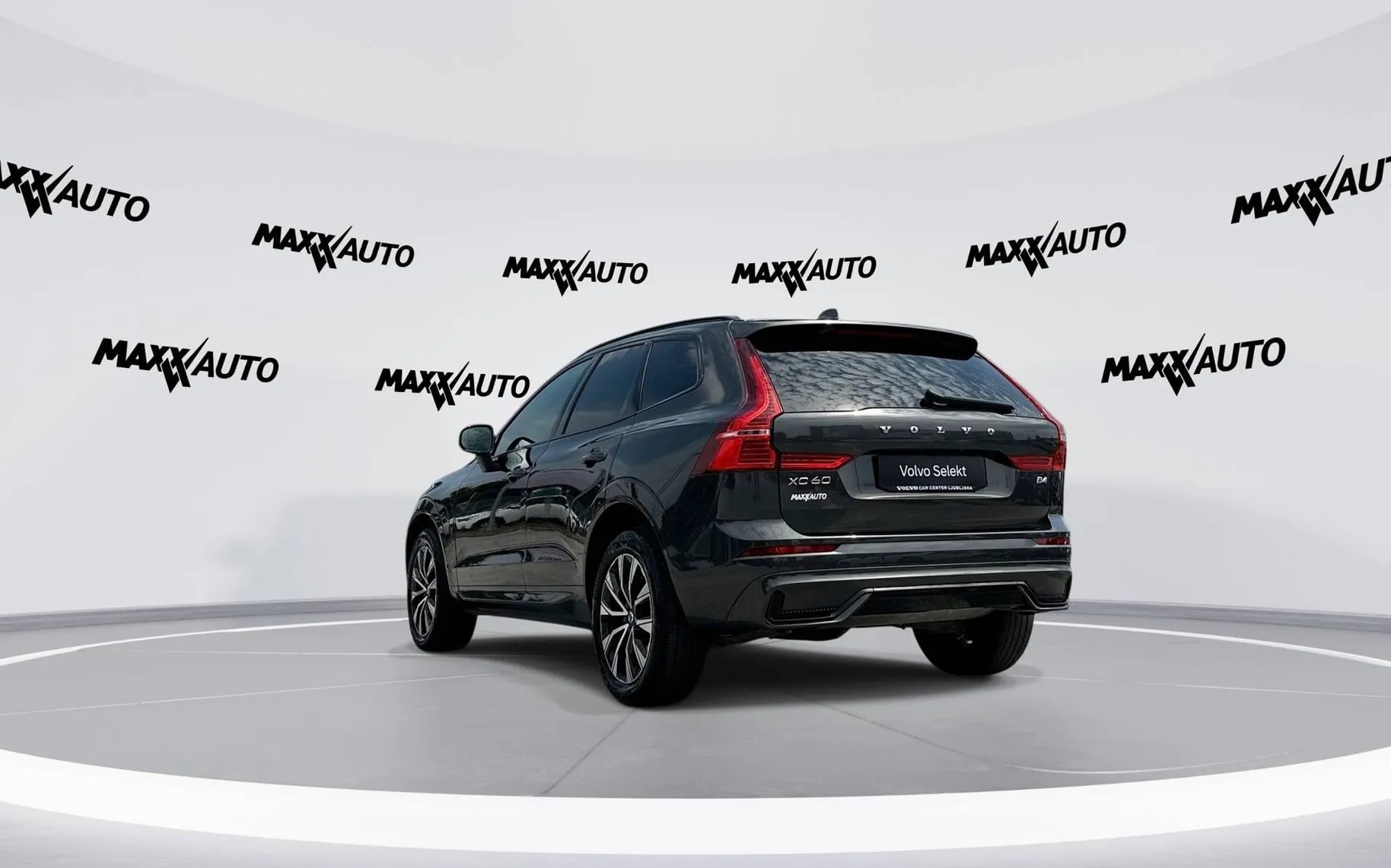 Notranja slika - Volvo XC60 - B4D AWD Plus Dark Avt. - 7