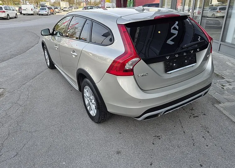 Zunanja slika - Volvo V60 Cross Country - D3 odličen avto po AKCIJSKI CENI   LEANPAY - 3