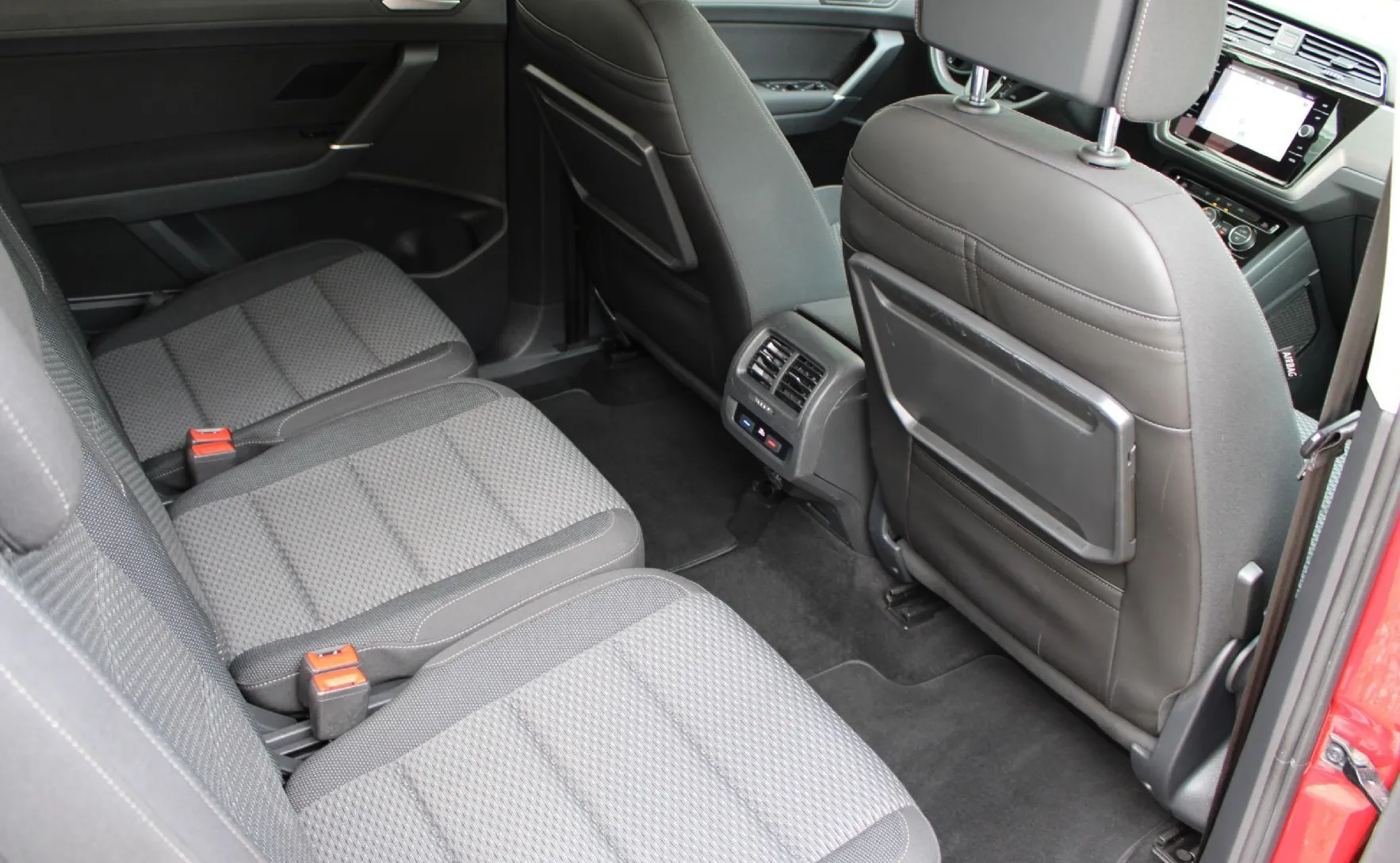 Zunanja slika - Volkswagen Touran - 2.0 TDI BMT Lounge DSG-KAMERA-NAVI-ALU-PDC - 15