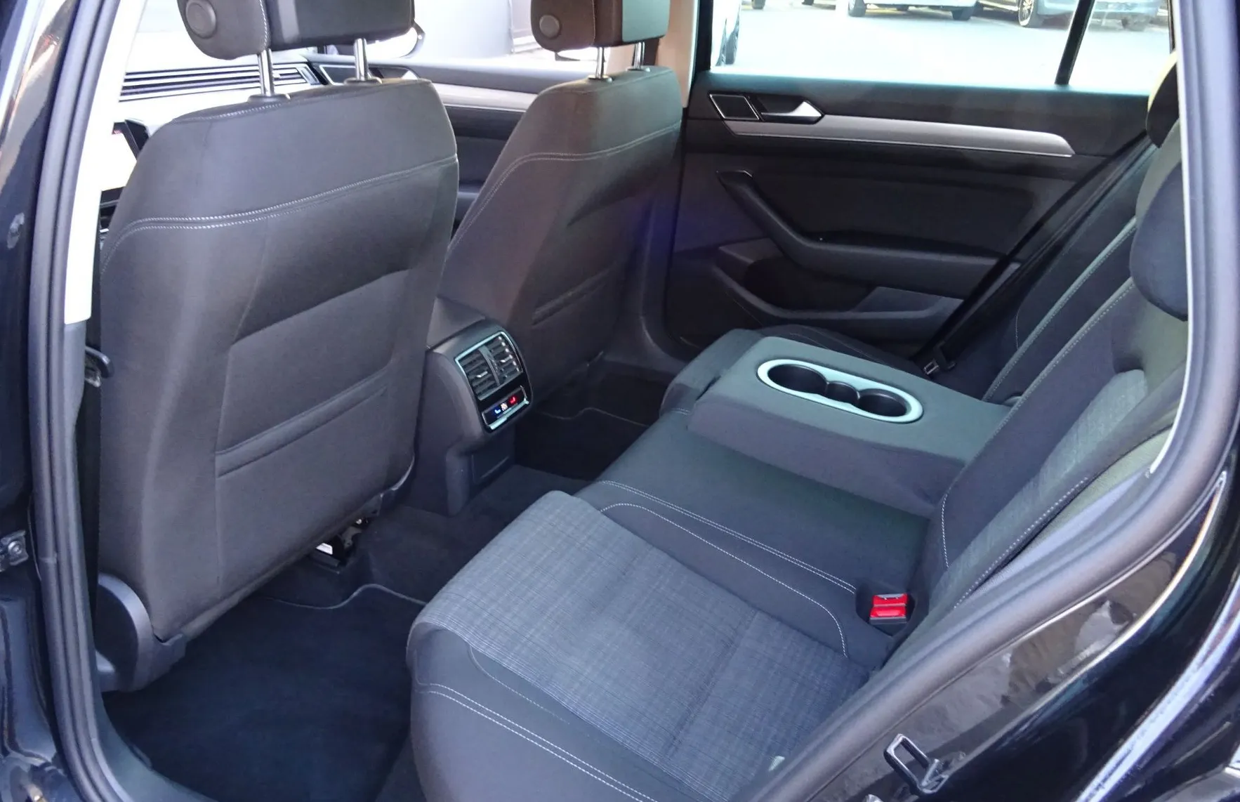Zunanja slika - Volkswagen Passat - Variant 2.0 TDI DSG BUSINESS 200KM - VLEČNA KLJUKA - - 11